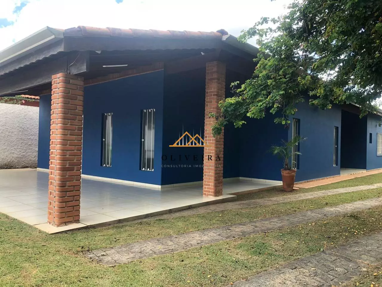 Fachada lateral da casa com colunas de tijolo
